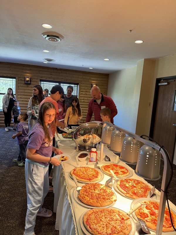 Attendees enjoy a pizza buffet lunch at the event